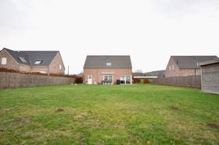 Deze recente woning bestaat op het gelijkvloers uit een inkomhall, toilet, lichtrijke leefruimte met open geïnstalleerde keuken en ruime garage...