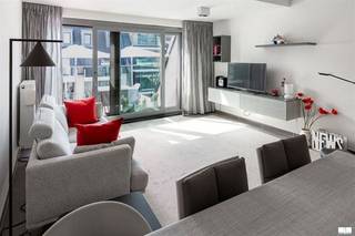 Instapklaar en recent appartement op toplocatie vlak bij zeeOntdek dit stijlvolle en goed onderhouden appartement uit 2016, waar comfort, kwaliteit en een uitstekende ligging hand in hand gaan. Dankzij de centrale locatie bevindt u zich op wandelafstand van winkels, horeca en openbaar vervoer, terwijl de zeedijk op slechts 200 meter ligt.Het appartement beschikt over een ruim, zuidgericht terras, de ideale plek om de hele dag van de zon te genieten. Binnen zorgen de kwalitatieve materialen en de verzorgde afwerking voor een moderne en aangename woonomgeving.De indeling omvat een lichtrijke leefruimte, twee volwaardige slaapkamers, een comfortabele badkamer met inloopdouche en lavabo, een apart toilet en een ruime berging met aansluiting voor wasmachine en droogkast.Als extra troef is er de mogelijkheid om een grote garage aan te kopen, wat een absolute meerwaarde vormt in deze omgeving.Een ideale woonst of tweede verblijf voor wie op zoek is naar comfort, ruimte en een uitstekende ligging vlak bij de kust. Plan vandaag nog uw bezoek en laat u verrassen door de vele troeven van dit prachtige appartement.