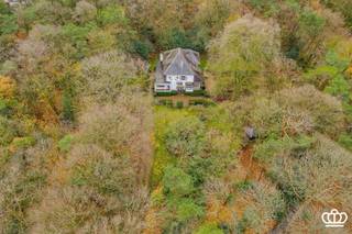 <p><span>Unieke ruime cottage villa met veel authentieke charme met o.a. 5 - 7 slaapkamers, 2 badkamers, diverse zit / eetkamers en vrijwel geheel onderkelderd (sous-terrain) op een fraai domein van 11.010 m² met aparte garage voor 3 wagens. Toplocatie nabij het centrum van Essen met winkels, scholen en treinstation in directe nabijheid. </span></p><p><span> </span></p><p><span>INDELING</span></p><p><span>Gelijkvloers<br /></span><span>Inkomhal, leefruimte onderverdeeld in een zithoek op parket met knusse erkers, open haard met authentieke schouw en lambrisering, aansluitend een eetplaats op mozaiek vloer en een tuinkamer. 2</span><span><sup>e</sup></span><span> salon (of bureel) met openhaard en inbouwasten en mooi zicht over de tuin. Leefkeuken voorzien inbouwapparatuur en gezellige eethoek.</span></p><p><span> </span></p><p><span>Eerste</span><span> </span><span>verdieping</span><span><br /></span><span>Nachthal die uitgeeft op 3 ruime slaapkamers een badkamer in marmer met ligbad, douche, toilet en lavabo en een grote dressing die eventueel perfect kan dienen als slaapkamer.</span></p><p><span> </span></p><p><span>2</span><span><sup>e</sup></span><span> verdieping / zolder</span><span><br />Nachthal met toegang tot 3 (kleinere) slaapkamers, een 2</span><span><sup>de</sup></span><span> douchekamer en een bergruimte.</span></p><p><span> </span></p><p><span>Kelder / Sous-terrain</span><span><br /></span><span>Vrijwel de gehele villa is onderkelderd en onderverdeeld in o.a. was- en voorraadruimte, CV ruimte, wijnkelder etc. Vanwege diverse kelderramen rondom geniet de verdieping nog vrij veel lichtinval.</span></p><p><span> </span></p><p><span>Tuin</span><span><br /></span><span>De villa is omgeven door een fraaie parktuin met mooie bomenstand die volledige privacy geniet. Lange oprit naar de villa en een apart garagegebouw voor 3 wagens. </span></p><p><span> </span></p><p><span>Bijzonderheden</span></p><p><span>-Prachtige cottage villa in vrijwel oorspronkelijke staat met veel charme </span></p><p><span>-Mooie authentieke elementen zoals lambrisering, schouwen, hoge plafonds, erkers, etc </span></p><p><span>-Veel ruimte: mogelijk 7 slaapkamers</span></p><p><span>-Omgeven door een fraaie parktuin met mooie bomenstand , totale privacy!</span></p><p><span>-Top ligging ( nabij winkels, scholen en station)</span></p><p><span> </span></p><p><span> </span></p>