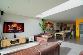 Deze ruime en instapklare woning werd de voorbije jaren volledig en grondig aangepakt. Ook de voor- en achtergevel werden vernieuwd.<br />De lichtrijke leefruimte met open keuken is voorzien van een extra lichtkoepel, waardoor er bijzonder veel natuurlijk licht binnenvalt en het hier aangenaam vertoeven is. Via het grote schuifraam bereik je de onderhoudsvriendelijke tuin met kunstgras en terras. <br />Achteraan de tuin bevindt zich een grote bergruimte/tuinhuis. Ideaal voor fietsen, vuilbakken,... Hier is een doorgang voorzien die leidt naar een aparte, ruime garage die optioneel en afzonderlijk kan worden aangekocht.<br />Op het gelijkvloers zijn er naast de leefruimte en keuken ook een aparte bureauruimte, een praktische berging en een afzonderlijk toilet aanwezig.<br />Op de eerste en tweede verdieping bevinden zich de slaapkamers en de dressing. De dressing vormt een praktische doorloop naar de vaste trap die toegang geeft tot de derde slaapkamer.<br />Verder beschikt de woning over een ruime badkamer met bad, douche en toilet, met aansluitend een praktische wasruimte.<br />De woning is uitgerust met 14 zonnepanelen, airconditioning en heeft een EPC-label A met een score van 76. Daarnaast is er een waterput van 5.000 liter en een droge kelder.<br />De woning is rustig gelegen, nabij groen, winkels en belangrijke invalswegen. <br />Een ruime, energiezuinige en instapklare woning met heel wat comfort en mogelijkheden!<br />Meer informatie of een bezoek?<br />info@rosiersderidder.be | 052/41.41.94<br />Referentie: 5737