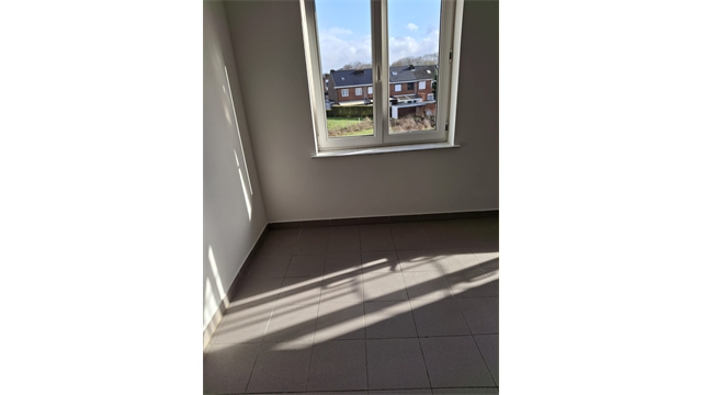 Een opgeschilderd appartement op de tweede verdieping - foto 4