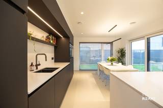 <p><span>Moderne open bebouwing op toplocatie te Duffel (op een steenworp van Kontich)</span></p><p><span>Op een absolute topligging, op de grens van Duffel en op een steenworp van Kontich, vindt u deze moderne open bebouwing die uitblinkt in licht, ruimte en comfort. U geniet hier van de rust van Duffel, met alle voorzieningen van Kontich vlakbij.</span></p><p><span>Deze volledig instapklare woning verwelkomt u met een enorme lichtinval dankzij grote raampartijen en een doordachte architectuur. De open leefruimte sluit naadloos aan op de tuin en creëert een aangename, luchtige sfeer waar het heerlijk thuiskomen is.</span></p><p><span>De woning is energiezuinig gebouwd en voldoet aan de hedendaagse normen, wat resulteert in een lage energiefactuur en optimaal wooncomfort.</span></p><p><span>Daarnaast geniet u van:</span></p><ul><li><span>Volledig instapklare afwerking</span></li><li><span>Moderne, tijdloze architectuur</span></li><li><span>Rustige en privatieve tuin</span></li><li><span>Vlotte bereikbaarheid via belangrijke verbindingswegen</span></li><li><span>Centrale ligging nabij winkels, scholen en openbaar vervoer</span></li><li><span>4 slaapkamers</span></li><li><span>Bad en douche</span></li></ul><p><span> </span></p><p><span>Een unieke kans voor wie op zoek is naar comfortabel en hedendaags wonen op een strategische locatie, vlakbij Kontich.</span></p><p><span> </span></p><p><span>Interesse? Contacteer ons voor meer informatie of een bezoek ter plaatse.</span></p>