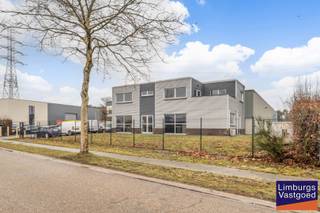 Semi-industrieel gebouw met appartement, strategisch gelegen op het industrieterrein Genk-Zuid, op slechts enkele kilometers van de E313 en de...