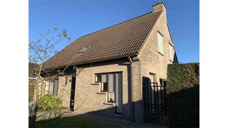 Een mooie vrijstaande woning bestaande uit een woonkamer, ingerichte keuken, 3 slaapkamers, bureel, badkamer, wasplaats, veranda, tuin met...