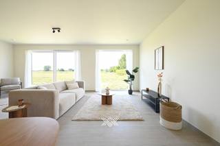Deze woning van 219 m² is op het gelijkvloers verdiep ingedeeld als volgt: een inkomhal met gastentoilet en plaats voor een vestiairekast, een slaapkamer met annex badkamer, een eet- en leefruimte met open keuken en een directe toegang via een schuifraam naar het terras met aansluitend de tuin, een praktische berging en een inpandige garage. Op de eerste verdieping zijn er 3 slaapkamers, een badkamer met douche, ligbad en dubbele lavabo en een afzonderlijk toilet. Op de tweede verdieping bevindt zich de technische ruimte die te bereiken is via een uitschuifbare trap. <br /><br />De woningen voldoen aan de strenge energetische normen en onderscheiden zich onder meer door hun duurzaam karakter, vrij van fossiele brandstoffen. Daarnaast voorziet men de combinatie van vloerverwarming met individuele warmtepompen (lucht-water), fotovoltaïsche panelen en een sterke akoestische en thermische isolatie. Bovendien worden de woningen uitgerust met een ventilatiesysteem type D met maximale warmterecuperatie en een warmwaterboiler verbonden met de warmtepomp. Ook op gebied van afwerking wordt u een hoge standaard geboden, zo zijn er mooie budgetten voorzien om de sanitaire toestellen, keuken en vloerbekleding zelf te kiezen, volledig in lijn met uw smaak én goesting. <br /><br />Verlaagd BTW-tarief van 6% mogelijk op de volledige constructiewaarde, nu ook voor investeerders mits min. 15 jaar verhuur.<br /><br />Benieuwd? Wij ontvangen je graag voor een persoonlijke en vrijblijvende kennismaking.
