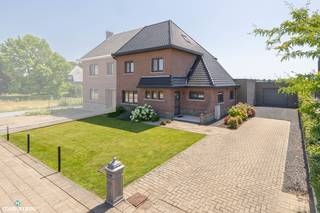 <p>GROTENDEELS GERENOVEERDE EN ENERGIEZUINIGE GEZINSWONING MET ZUIDGERICHTE TUIN VAN 832M² EN GARAGE VAN 73 M²<br /><br />*** Bekijkt u deze woning via een aanverwante website? Surf dan naar https://matisimmo.be/nl/aanbod/4411933/eengezinswoning-te-koop-in-3740-bilzen-hoeselt en klik op volgende link voor het INTERACTIEF GRONDPLAN: https://grondplan.matisimmo.be/grondplan/?map=HoeseltMaastrichterstraat229 ***<br /><br />Deze charmante eengezinswoning, gelegen aan de Maastrichterstraat in het pittoreske Bilzen-Hoeselt, biedt een unieke kans voor wie op zoek is naar een nieuwe thuis. Dankzij de gunstige ligging bevinden zowel het bruisende stadscentrum van Bilzen als de op- en afritten van de E313 zich op slechts 6 minuten rijden. Alle dagelijkse voorzieningen zijn bovendien vlot bereikbaar. Daarnaast geniet de woning van een uitstekende bereikbaarheid dankzij de ligging langs de gewestweg die Hasselt met Maastricht verbindt.<br /><br />De woning werd grotendeels gerenoveerd en beschikt over tal van energiezuinige voorzieningen. Zo is de woning uitgerust met zonnepanelen (4.380 Wp), een waterverzachter, airconditioning in de woonkamer en de master bedroom en een regenwaterput van 10.000 liter, aangesloten op het gelijkvloerse toilet, de wasmachine en de buitenkraan.<br /><br />Met een bewoonbare oppervlakte van maar liefst 173 m² biedt deze woning verrassend veel ruimte en tal van mogelijkheden. Dankzij de praktische indeling en de ruime leefruimtes vormt deze woning een ideale thuis voor gezinnen of voor wie op zoek is naar extra wooncomfort.<br /><br />We betreden de woning via de inkomhal, die voorzien is van een vestiaire, een praktische berging en een apart gastentoilet. Vanuit de inkomhal bereiken we de ruime en lichtrijke woonkamer met zit- en eetgedeelte. Aansluitend bevindt zich de volledig ingerichte moderne keuken, die geniet van een prachtig uitzicht op de tuin. Via de grote schuiframen heeft u rechtstreeks toegang tot het ruime terras, waar u in alle rust kan genieten van de mooi aangelegde, zuidgerichte tuin van maar liefst 832m².<br /><br />Op de eerste verdieping bevinden zich de nachthal, drie ruime slaapkamers, een extra berging en de badkamer. De badkamer is uitgerust met een enkele lavabo, een douchecabine en een toilet.<br /><br />Via een vlizotrap bereikt u de ruime zolderverdieping. Deze multifunctionele ruimte kan, mits verdere afwerking, ingericht worden als extra slaapkamer, hobbyruimte of praktische opbergruimte.<br /><br />Tot slot beschikt de woning over een ruime vrijstaande garage van maar liefst 73 m², ideaal voor meerdere wagens, een hobbyruimte of extra opslag. Daarnaast beschikt de woning over een praktische kelder, waardoor u geniet van extra opbergruimte.<br /><br />Voor meer informatie of een bezoek ter plaatse kan u vrijblijvend contact opnemen met ons kantoor via 089/44.00.00 of info@matisimmo.be.<br /><br />De vermelde woonoppervlakte is steeds de bruikbare vloeroppervlakte overgenomen uit het EPC-verslag.<br /><br /><em>Bestuursmaatregelen in het maatregelenregister: nee</em></p>