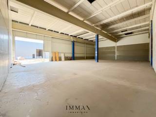 Het recent ontwikkelde bedrijventerrein Portis bestaat uit 49 moderne KMO-units, met oppervlaktes van 164 m² tot 1183 m². Deze units vormen een ideale uitvalsbasis voor lokale ondernemingen, start-ups en kleinschalige KMO’s.<br /><br />Gebouwd met hoogwaardige en milieuvriendelijke materialen, voldoen de units aan de strengste kwaliteits- en duurzaamheidsnormen. Ze zijn bovendien aantrekkelijk als investeringsobject, dankzij het potentieel voor een stabiel en interessant rendement!<br /><br />De units worden casco opgeleverd, wat de nieuwe eigenaar volledige vrijheid biedt om de inrichting af te stemmen op de eigen noden en activiteiten. Elke unit is standaard uitgerust met: individuele regenwaterput van 10.000l - sanitaire ruimte - lichtarmaturen - geïsoleerde sectionaalpoort (4,5m B op 4,8m H) met aparte toegangsdeur - min. 2 parkeerplaatsen - brievenbus. Mogelijkheid tot het installeren van zonnepanelen bovenop de unit. <br /><br />Troeven: <br />- Strategische ligging ~ AA-locatie met uitstekende bereikbaarheid<br />- Ruime manoeuvreerruimtes voor vrachtwagens en opleggers <br />- Instapklare entiteiten<br />- Duurzame wegenis in betonverharding (geen asfalt)<br />- Ruime laad- en loszones <br />- Voldoende parkeergelegenheid <br />- Vrije hoogte van 6m<br /><br />Voor verdere informatie of vrijblijvend bezoek contacteer Céline op 0476 60 60 23 of mail naar celine@immax.be