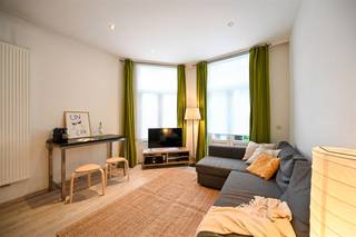 Op de 1ste verdieping van een karaktervol pand aan de Oude Koornmarkt 65, in het hart van het historisch centrum van Antwerpen, bevindt zich dit compact en charmant appartement van 40 m². De unit werd enkele jaren geleden vernieuwd en beschikt over een dak dat conform de huidige isolatienormen is.De indeling bestaat uit een woonkamer met kitchenette, een aparte slaapkamer en een ensuite badkamer met douche, lavabo en toilet. Het Franse balkon geeft het appartement een extra gezellige uitstraling. Naast een ideale investering lleent dit appartement zich ook perfect voor eigen bewoning, bijvoorbeeld als stadsappartement, pied-à-terre of woning voor studenten.Het naastgelegen appartement 1B (58 m²) staat eveneens te koop (260.000€) — ideaal om samen aan te kopen voor een hogere flexibiliteit of dubbele opbrengst.