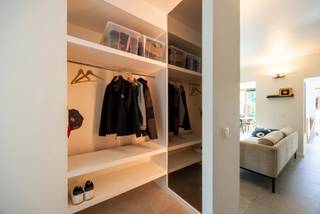 Ruime woning met 3 SLPK, tuin en wellnessruimte in de Collegewijk
Welkom in de Collegewijk in Edegem. Deze aangename gezinswoning combineert veel leefruimte met een praktische indeling en enkele verrassende extra’s.
Op het gelijkvloers vinden we een ruime leefruimte met veel lichtinval en een vlotte verbinding naar de eetplaats en keuken. De keuken is praktisch ingericht en biedt voldoende werk- en opbergruimte. Dankzij de grote raampartijen is er een fijne connectie met het terras en de tuin.
De woning beschikt over drie slaapkamers, ideaal voor een gezin of wie nood heeft aan extra bureau- of hobbyruimte. De ruime badkamer is voorzien van een inloopdouche, lavabomeubel en toilet.
Een bijzondere meerwaarde is de aparte wellnessruimte met sauna en douche, een heerlijke plek om thuis volledig tot rust te komen. Daarnaast is er een praktische wasruimte aanwezig.
Buiten geniet u van een verzorgde tuin met terras waar u in alle privacy kan ontspannen.
TROEVEN
+ Rustige ligging in Edegem
+ Praktische keuken
+ Grote badkamer
+ Aparte wellness met sauna en douche
+ Wasruimte
+ Gezellige tuin met terras en tuinhuis
Een comfortabele woning met veel ruimte en mogelijkheden op een gegeerde locatie in Edegem.
De woning is uiterlijk beschikbaar 14 december 2026.