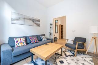 <div>
<p><strong>Deze gerenoveerde eengezinswoning, gelegen aan de Scarronstraat 6 in Elsene, wordt momenteel verhuurd als een woongemeenschap met 6 kamers voor 4.250 € + 550 € aan servicekosten per maand. De woning heeft een bruto EPB-oppervlakte van ±200 m² en is zo ingedeeld dat men kan genieten van gemeenschappelijke ruimtes terwijl ieders privacy gewaarborgd blijft. Doorlopende woonkamer van 25 m² met toegang tot een achtertuin en een fietsenstalling. In de kelder beschikt het huis over een keuken van ±9 m², een eetkamer van ±14 m², een wasruimte met stookruimte en een opslagruimte. De zes slaapkamers zijn verdeeld over drie verdiepingen, met twee slaapkamers per verdieping. Hun oppervlakte varieert tussen ±11 en ±17 m²; elke slaapkamer heeft een eigen doucheruimte, op één na die een aparte douche heeft; drie aparte toiletten maken het geheel compleet.</strong></p>
<p><strong>Het huis is voorzien van centrale verwarming op gas met een condensatieketel en een elektrische installatie die aan de voorschriften voldoet. Het rapport van de architect van 2 maart 2026 bevestigt dat de uitgevoerde werkzaamheden overeenkomen met het afgegeven bouwvergunningplan. EPC: D — 176 kWh/m²/jaar. Uitstekende investering – bruto rendement van 6,5%!!!</strong></p>
<p></p>
<ul>
<li>3 slaapkamers van ±17 m²</li>
<li>3 slaapkamers van ±11 m²</li>
<li>6 doucheruimtes</li>
<li>Ingerichte keuken</li>
</ul>
<ul>
<li>PVC-dubbele beglazing</li>
<li>Condensatieketel op gas</li>
<li>Elektriciteit conform de voorschriften</li>
<li>Momenteel verhuurd voor 4.250 € + 550 € aan servicekosten.</li>
<li>Renovatie in 2025</li>
<li>Bouwjaar 1935</li>
</ul>
</div>