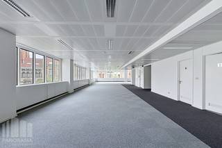 Hoogwaardige kantoorruimte van <strong>987 m²</strong>  te huur in een toekomstgericht kantoorgebouw in Brussel.<br /><br />Gelegen op een absolute toplocatie, geniet deze site van een uitzonderlijke zichtbaarheid en een uitstekende bereikbaarheid via belangrijke verkeersassen. Dankzij de nabijheid van het openbaar vervoer zijn de stations Brussels-Luxembourg (10 min), Brussels-Central (15 min), Brussels-Midi (20 min) en Brussels-North (25 min) vlot bereikbaar.<br /><br />Dit kantoor combineert comfort, veiligheid en efficiëntie dankzij <strong>LED-verlichting</strong>, dubbele beglazing, toegangscontrole en een alarmsysteem, aangevuld met moderne vergaderfaciliteiten, lockers, douches, een stijlvolle vernieuwde lobbyreceptie en 9 liften. Bovendien beschikt het gebouw over een <strong>BREEAM In-Use Excellent-certificering</strong>, wat de focus op duurzaamheid, technologie en gebruikscomfort onderstreept.<br /><br />Gebruikers genieten bovendien van een uitgebreid aanbod aan faciliteiten, waaronder een fitnessruimte, de stijlvolle wine bar lounge L'Étiquette, Restaurant BON en een moderne coffee &amp; food zone.<br />Met in totaal<strong> 279 parkeerplaatsen</strong>, waarvan <strong>34 met laadpunten</strong>, en meer dan <strong>150 fietsparkeerplaatsen</strong>, is een optimale bereikbaarheid gegarandeerd.<br /><br />Contacteer<strong> PANORAMA B2B</strong> voor meer informatie of een vrijblijvend plaatsbezoek via <strong>0477 09 00 09</strong>.