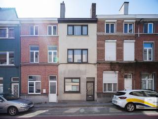 Op zoek naar een comfortabele woning met wellnessfaciliteiten op een uitstekende locatie in Gent en met 4 slaapkamers? <br /><br /><u><strong>EERSTE BEZOEKMOMENT ZATERDAG 27 JUNI, AFSPRAAK VERPLICHT VIA elisa@ocvastgoed.be of 0468 45 65 26! </strong></u><br /><br />Deze charmante en perfect onderhouden woning bevindt zich tussen de Heuvelpoort en het UZ, vlakbij de opritten van de autostrades, het Sint-Pietersstation, winkels en openbaar vervoer. Bovendien bereikt u het bruisende centrum van Gent eenvoudig te voet.<br /><br />De woning combineert ruimte, comfort en energiezuinig wonen. Dankzij de 8 zonnepanelen, het gunstige EPC-label B en de conforme elektrische installatie bent u helemaal klaar voor de toekomst.<br /><br /><u><strong>Indeling:</strong></u>
<ul>
	<li>Kelder: praktische bergkelder met gasverwarming en waterontharder.</li>
	<li>Gelijkvloers: inkomhal, ruime en lichtrijke leefruimte met aansluitend een volledig ingerichte keuken. De badkamer is uitgerust met een wellnessbad en stoomdouche voor optimaal comfort. Via het gezellige terras bereikt u de aparte wellnessruimte met sauna en infraroodcabine — een echte troef om volledig tot rust te komen.</li>
	<li>1ste verdieping: twee volwaardige slaapkamers en extra bergruimte.</li>
	<li>2de verdieping: derde slaapkamer en hobbykamer/bureau.</li>
	<li>Zolder: extra halve zolderruimte voor stockage.</li>
</ul>
Een ideale woning voor wie centraal wil wonen zonder in te boeten aan comfort, ruimte en ontspanning.<br /><br />Bruto vloeroppervlakte (opgemeten volgens EPC) : 139 m2.<br /><br /><u><strong>Richtprijs is 449.000 euro. </strong></u><br /><br />Stedenbouwkundige inlichtingen: bouwvergunning, geen verkavelingsvergunning, gebied voor gemeenschapsvoorzieningen en openbaar nut, voorkooprecht, geen gerechtelijke herstelmaatregel of bestuurlijke maatregel opgelegd.<br />Geen risicozone overstromingsgevoelig gebied. P-score = A, G-score = A, geen renovatieverplichting <br />Elektriciteit conform <br />EPC: 193 kWh (B)