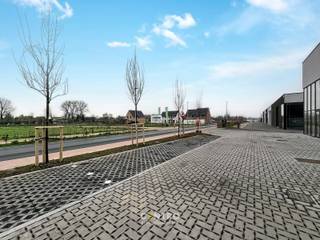 <u><strong>Benaderende bruto-AFMETINGEN:</strong> </u><br />276,39 m²: 10,60m x 26,07m <br />3 parkeerplaatsen<br /><br /><u><strong>AFWERKING:</strong></u><br />- De units zijn voorzien als verwarmde gebouwen en aldus EPB-plichtig.<br />- Stalen constructie. <br />- Betonplinten: 14 cm dikte onder cellenbetonpanelen tussenwanden units – geïsoleerd (10cm PIR) en 28cm dikte onder metalen sandwichpanelen achtergevel en onder buitenschrijnwerk langs voor -en eventuele zijgevels. <br />- Industriële betonpanelen: 14cm dikte wanden voorgevel t.h.v. sandwichpanelen - geïsoleerde betonpanelen (10cm PIR); 28cm dikte over de totale muurhoogte en -45cm onder vloerpas. <br />- Cellenbeton panelen; 15cm dikte scheidings-en brandwanden.<br />- Gepolierde en gewapende betonvloer (15cm), in vakken gezaagd om krimpscheuren tot een minimum te herleiden, max. belasting 3 ton/m².<br />- Geïsoleerd (15cm PIR) steeldeck met centrale lichtstraat (meerwandige polycarbonaat platen), voorzien voor extra belasting van zonnepanelen 20kg/m².<br />- 1 geïsoleerde, elektrische sectionaalpoort (h: 4,20m; b: 4,00m). <br />- Afzonderlijke aluminium inkomdeur met grote glaspartij, voorzien van aluminium schrijnwerk en hogerendementsbeglazing; ideaal om een bureel te voorzien.<br />- Vrije hoogte van 6,20m, muurhoogte: 7,65m.<br /><br /><strong><em>Brandklasse C: </em></strong>voldoet aan de strengste brandweernormen! Alle activiteiten mogelijk.<br /><br /><u><strong>NUTSVOORZIENINGEN:</strong></u><br />Alle voorzieningen zijn getroffen voor aansluiting van stadswater, elektriciteit reeds gekeurd (3 x 400V, 32A tot 63A), internet. Iedere unit heeft een afzonderlijke teller.<br />Er is een gescheiden rioleringsstelsel voorzien voor afvoer regenwater en afvalwater. Per unit is een afvoer voorzien voor sanitaire module. Septiekput 5 personen 1.500 liter.<br />Per unit is er een RW-put van 10.000 liter voorzien. Deze regenput is voorzien van een aanzuigleiding socarex (1 per unit), exclusief pomp. Gasaansluiting.<br /><br /><u><strong>BESTEMMING:</strong></u><br />De zone is bestemd voor kleine en middelgrote ondernemingen.<br />Niet-hinderlijke bedrijvigheid.<br /><br /><u><strong>LIGGING:</strong></u><br />Centrale gelegen in de driehoek Tielt-Deinze-Waregem. Het KMO-park is slechts 14 minuten rijden van Tielt, 12 minuten van Deinze en 19 minuten van Waregem.<br /><br /><u>* Bijzonderheden:</u><br />- Georganiseerd parkmanagement voor afvalverwerking, mobiliteit en energievoorziening.<br />- Vermelde prijs is exclusief: btw op constructiewaarden en registratierechten op grondwaarde, aansluitingskosten van de nutsvoorzieningen, opmaak basisakte, opmeting, PID.<br />- Onze referentie op<strong> </strong><strong>www.centro.be</strong>: <strong>Q0744 </strong>of contacteer ons via <strong>050700102</strong><strong>.</strong><br /><br /><strong>CENTRO | </strong><strong>BEDRIJFSVASTGOED </strong>is reeds 25 jaar <u>gespecialiseerd in de bemiddeling van commercieel- en bedrijfsvastgoed </u>in West- en Oost Vlaanderen.<br /><strong>Wilt u ook weten hoeveel uw bedrijfsgebouw waard is?</strong><br />Contacteer ons vrijblijvend voor een marktconforme waardebepaling van uw pand. <br /><br />