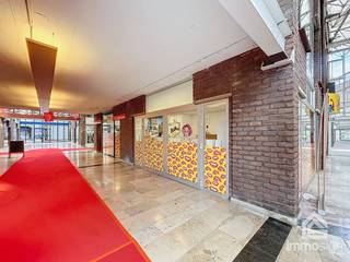 PLUSPUNTEN:<br />+ gelegen in Shopping 2<br />+ handelsruimte van 116 m²<br />+ afgesloten garage<br />+ privatieve autostaanplaats<br />+ mogelijkheid tot huren extra winkelruimte (tot 123m² extra mogelijk)<br />+ mogelijkheid tot huren extra staanplaatsen <br /><br />ALGEMEEN<br />In het bruisende centrum van Genk, op de gelijkvloerse en eerste verdieping van Shopping 2 vinden we deze ruimte handelsruimte terug. Langs elke zijde van deze winkelruimte zijn er grote raampartijen en de ligging maakt dat uw winkel vanuit elke hoek van de binnengalerijen zichtbaar is. Het pand bevindt zich vlakbij de toegangsdeur van Shopping 2, dus elke bezoeker passeert hier. <br /><br />Deze handelsruimte bestaat uit een afgesloten garagebox in de kelderverdieping met een trap die rechtstreeks naar het gelijkvloers leidt. De gelijkvloerse verdieping is op dit moment ingericht als drukkerij en beschikt over een apart gastentoilet. Via de trap gaan we naar de eerste verdieping, waar net als beneden, langs 3 zijden zicht is op de binnengalerij en u van veel natuurlijke lichtinval geniet. Op de verdieping is er nog een kleine kitchenette.<br /><br />Een extra privatieve autostaanplaats is inbegrepen in de prijs en bezoekers / cliënteel kunnen parkeren in de ondergrondse parkeergarage. <br /><br />Wie nood heeft aan extra winkeloppervlakte heeft ook de mogelijkheid om het naastgelegen handelspand op het gelijkvloers (30m²) te huern dat momenteel dienst doet als onthaalruimte. Hier is eveneens een apart gastentoilet. Op de eerste verdieping kan u dan weer het naastgelegen handelspand huren (93 m²) dat bestaat uit een ontvangst- en behandelruimte van een schoonheidssalon, twee hele ruime bergplaatsen met sanitaire ruimte voor 2 toiletten en de mogelijkheid tot het plaatsen van een extra keuken / kitchenette. Beide extra handelsruimtes hebben via de grote raampartijen zicht op de binnen- en buitengalerij.<br /><br />Tevens is er mogelijkheid tot huren van extra autostaanplaatsen.<br /><br />Shopping 2 bevindt zich in het centrum van Genk, omringd door diverse handelaars en horeca en vlakbij de prachtige Molenvijvers. Goede aansluiting met de E314 en het openbaar vervoer.<br /><br />INDELING:<br />-1: bezoekersparking, privatieve / eigen autostaanplaats, afgesloten garagebox<br />0: gemeenschappelijke inkom, handelsruimte (drukkerij), toilet<br />+1: handelsruimte (berging), kitchenette<br /><br />FINANCIEEL:<br />Bezorg de inlichtingenfiche ingevuld aan ons terug om een afspraak te maken. <br />De gemeenschappelijke kosten en onroerende voorheffing zijn ten laste van de huurder, alsook de kost van registratie handelshuurovereenkomst en plaatsbecshrijving.<br />Huurwaarborg: 3 maanden huur.<br /><br />SUCCESVOL VERKOPEN OF VERHUREN?<br />Dankzij succesvolle transacties zijn wij steeds op zoek naar nieuw aanbod. Overweegt u te verkopen of te verhuren? Informeer vrijblijvend naar onze werkwijze.<br /><br />HOUD ME OP DE HOOGTE:<br />Niet gevonden wat u zocht? Schrijf u gratis in op onze website zodat u vrijblijvend op de hoogte wordt gebracht van nieuw aanbod: https://www.immosign-plus.be/nl/hou-me-op-de-hoogte/<br /><br />AFSPRAAK:<br />Wilt u graag een afspraak voor dit handelspand te Genk? Contacteer ons dan op +32 89 87 03 67 of via info@immosign-plus.be.