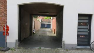 Garagebox met uitstekende en centrale ligging in het centrum van Brugge vlakbij de Coupure. Ideaal voor buurtbewoners van de Ganzenstraat, Hooistraat, Predikherenrei en verder, die een veilige plek zoeken voor hun wagen, tweede voertuig of motor. Bescherm uw voertuig tegen de weerselementen en schade.   **  Gelegen in garagecomplex  **  + Voldoende  manoeuvreerruimte.    **  Kosten : + 5 euro / maand  forfait gemeenschappelijke delen  **  #veiligparkeren #brugge  **    **  Afmetingen  :  4,80  x  2,70  =  13 m²  **    **  Beschikbaar  1 december 2026  **  Kan eventueel vroeger vrij zijn!