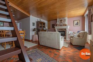 KIJKDAG ZAT. 13/06 VAN 10U TOT 12U (ENKEL OP AFSPRAAK)<br /><br />PAPEGEM - Bent u op zoek naar een instapklare woning met karakter, ruimte en een uitstekende bereikbaarheid? Dan is deze eigendom zeker een bezoek waard!<br /><br />Deze charmante woning is rustig gelegen, terwijl u toch geniet van een vlotte verbinding naar de E40 en de Gentsesteenweg. Winkels, scholen, openbaar vervoer en andere dagelijkse voorzieningen bevinden zich bovendien in de nabije omgeving.<br /><br />Op het gelijkvloers beschikt de woning over een ruime en lichtrijke woonkamer met eetplaats, een zeer verzorgde keuken, een comfortabele slaapkamer en een badkamer. Verder is er een gezellige zithoek die uitkijkt op het ruime terras en naadloos aansluit op de prachtig aangelegde tuin, waar het heerlijk vertoeven is in alle rust en privacy.<br /><br />De eerste verdieping omvat nog twee volwaardige slaapkamers, waardoor deze woning perfect geschikt is voor gezinnen, koppels of wie extra ruimte wenst voor een bureau of hobbykamer.<br /><br />Deze eigendom werd doorheen de jaren met de grootste zorg onderhouden en onderscheidt zich door haar warme, charmante uitstraling. De combinatie van ligging, onderhoudstoestand en wooncomfort maakt van deze woning een buitenkans binnen haar prijsklasse.<br /><br />Een uitzonderlijke opportuniteit voor wie op zoek is naar een verzorgde woning met karakter. Wacht niet te lang en plan vandaag nog uw bezoek!<br />De vermelde prijs is een richtprijs. Na ontvangst van de biedingen beslist de verkoper vrij om al dan niet over te gaan tot verkoop en aan welk bod. De richtprijs is niet bindend.