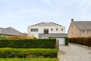 Located in a quiet and pleasant residential area, this detached house with pool and stylish pool house is situated on a generous plot of 12...