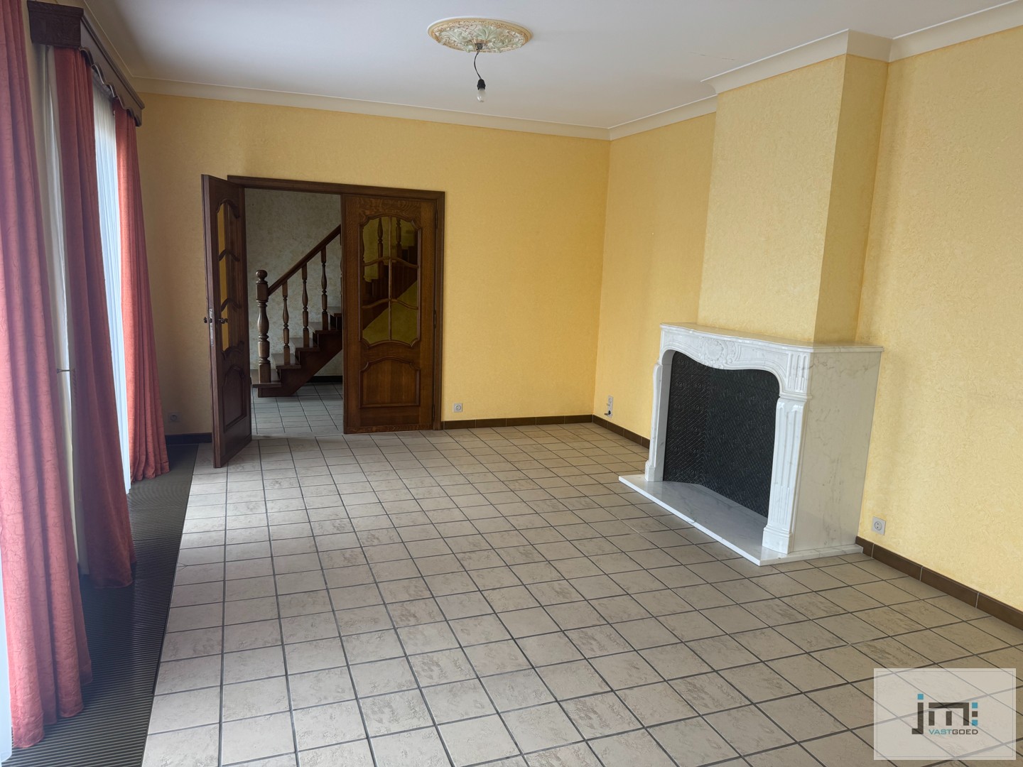 Woning met 4 slaapkamers en dubbele garage - foto 3