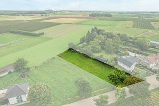 Gunstig gelegen bouwgrond van 10a69ca geschikt voor OPEN bebouwing in het geliefde Vroenhoven. Deze landelijke deelgemeente van Riemst is gelegen pal tegen de grens met Nederland. Je geniet hier dus niet alleen van mooie verzichten, maar ook van de nabijheid van de bruisende stad Maastricht. Bovendien zijn ook Tongeren, Bilzen en Visé op minder dan 15min gelegen en hoef je voor dagdagelijkse benodigdheden, zoals bushalte, krantenwinkel, frituur..., zelfs niet zo ver te gaan. Kortom een ideale woonomgeving!<br /><br />Het perceel, LOT 3, op het verkavelingsplan, heeft de volgende kenmerken:<br />- Oppervlakte: 1069m2<br />- Perceelbreedte: 17m<br />- Perceeldiepte: 71,85m<br />- Oriëntatie: NO<br />- Bouwbreedte: 9,52m<br />- Bouwdiepte: 12m + 3m gelijkvloers<br />- Dakvorm vrij te kiezen.<br /><br />Graag meer informatie of een bezoek? Aarzel niet om ons te contacteren.