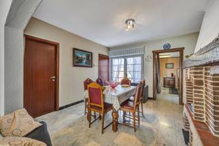 <p>Voor meer info of een bezoek, bel 054 69 39 31 - Te Liedekerke bevindt zich deze woning op een perceel van <strong>5are 57ca</strong>. Het centrum met zijn scholen, winkels, horeca bevindt zich op wandelafstand. Eveneens het treinstation van Liedekerke bevindt zich in de nabijheid. De oprit E-40 bereikt men op 5 min. rijden. <strong>Dit robuuste pand biedt, mits renovatie, veel mogelijkheden.</strong> De indeling op het gelijkvloers is als volgt: een inkom, een toilet, een living bestaande uit een eetplaats en salon, een keuken,<strong> een garage</strong> en een wasplaats. Het verdiep bestaat uit een nachthal,<strong> drie slaapkamers</strong>, een badkamer (bad, lavabo en toilet) en een toilet. Met een vaste trap begeeft men zich naar de <strong>zolder waarop nog extra kamers kunnen gecreëerd worden.</strong> Verder beschikt deze woning over<strong> een terras en een prachtige tuin</strong>. Betonconstructie - Centrale verwarming - Centrale, doch rustige ligging - Gezellige tuin (Maatregelen opgenomen in het maatregelenregister: neen)</p>