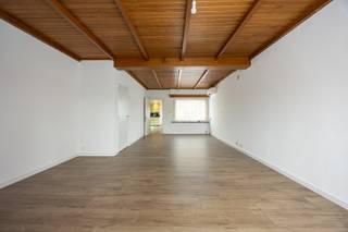 <span>Gezinswoning met 2 slaapkamers op zeer rustige locatie te Vosselaar.</span><br /><span>EPC: 110 kWh/m² | Beschikbaar: 1 augustus 2026| Garage + ruime tuin</span><br /><br /><strong>bezoek aanvragen via volgende link: </strong>https://dilegno.mijnhuurprofiel.be/property/b006e932-bbec-4a5b-bf22-9a26386cd6de<br /><br /><strong>Omschrijving</strong><span>:</span><br /><span>Gezinswoning gelegen nabij het Grotenhoutbos in Vosselaar, op fietsafstand van het centrum en vlakbij de E34.</span><br /><br /><span>We betreden deze woning de ruime woonkamer (± 34m²).</span><br /><span>Aansluitend aan de woonkamer bevindt zich de keuken, met hierachter de wasplaats en de badkamer (voorzien van een douche, wastafel en toilet). </span><br /><br /><span>Op de eerste verdieping zijn er 2 ruime slaapkamers, beiden voorzien van airco.<br /><br /></span>Achter de woning bevindt zich een ruime tuin en een garage.<br /><br /><strong>Algemeen</strong><span>:</span><br /><span>- Beschikbaar: 1 augustus 2026</span><br /><span>- EPC: 110 kWh/m²</span><br /><span>- Garage<br /></span>- Ruime tuin<br /><span>- Zéér rustige ligging</span>