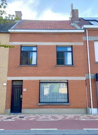 Cette maison se distingue par une gamme de propriétés permanentes très recherchées. L'emplacement stratégique garantit un accès facile, tandis que les espaces intérieurs sont baignés de lumière grâce à de grandes fenêtres et à une orientation pratique. La combinaison d'un aménagement spacieux et d'un jardin privé confortable crée une base solide avec un potentiel de confort de vie élevé.L'inconvénient de ce potentiel est l'état actuel qui doit être rénové. Ici, l'acheteur visionnaire a la possibilité de construire une maison selon ses goûts. Ceux qui n'hésitent pas à entreprendre un projet de rénovation sont en passe de créer la maison de leurs rêves dotée d'un caractère personnel. Possibilité d'intégrer un garage à la maison !Epc : F 623 kwh/m2 par anElec : pas à l'aiseCertificat d'amiante disponibleCertains avantages ;-Pharmacie à 100 m-Bloso 600 mm-École primaire gratuite ; Saint Joseph à 850 m-Delhaize 950 m- Piscine - Sport Doze à 1 km- Centre de la gare 1,1 km- Plage de Zeedijk à 1,3 km- Colruyt-Lidl - Centre d'action 1,2 km - 1,6 km- Collège Saint-Joseph - Saint-Pierre 1,5 km- Grand Place - Port 1,9 km- Az Zénon 2,7 kmVous pouvez consulter les conditions générales de Dewaele DIY sur dewaele.com.Ce bien est soumis à l'obligation de rénovation imposée par le gouvernement flamand pour les bâtiments résidentiels (sauf en cas de démolition dans les 5 ans suivant l'achat). Pour plus d'informations, veuillez consulter le site web de l'Agence flamande de l'Énergie et du Climat via https://www.vlaanderen.be/een-woning-kopen/renovatieverplichting-voor-residentiele-gebouwen