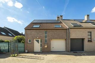 <p><span>Energiezuinige HOB met 3 slaapkamers, garage en ruime zolder</span></p><p><span>In een rustige woonwijk in Boom, nabij recreatiedomein De Schorre, bevindt zich deze verzorgde halfopen bebouwing uit 2004, gelegen op een perceel van 119 m² met een oppervlakte van 124 m².</span><span><br /><br />De woning beschikt over een lichtrijke woonkamer met eetplaats en een ingerichte keuken met inbouwtoestellen. Via de grote schuiframen bereikt u de aangelegde terrastuin. Verder zijn er een inkomhal met gastentoilet, berging en inpandige garage. Op de eerste verdieping bevinden zich 3 slaapkamers, waarvan één met dressing, en een badkamer met ligbad, douche en dubbel wastafelmeubel. De zolder van circa 36 m² biedt mogelijkheden voor een extra slaapkamer, bureau of hobbyruimte, mits de nodige aanpassingen.<br /><br />Buiten geniet u van een onderhoudsvriendelijke terrastuin van circa 26 m².<br /><br /></span><span>TROEVEN:</span></p><ul><li><span>3 slaapkamers en dressing</span></li><li><span>Inpandige garage</span></li><li><span>Ruime, nog in te richten zolder</span></li><li><span>Terrastuin van circa 26 m²</span></li><li><span>Zonnepanelen</span></li><li><span>EPC-label B, 193 kWh/m²/jaar</span></li><li><span>Rustige ligging nabij De Schorre</span></li></ul><p><span> </span></p><p><span>Interesse in deze woning? Contacteer ons voor meer informatie of een bezoek!<br />Gratis schatting van uw eigendom? Contacteer ons vrijblijvend.<br /><br />Robin Van den Bergh<br />robin@home4you.be<br />+32 468 23 19 79<br /></span><span>7/7 bereikbaar</span></p><p><span> </span></p><p><span><br /><br /><br /><br /></span></p>