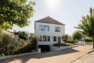 Exclusief te koop: Stijlvol gerenoveerde villa op toplocatie in Duinbergen, op wandelafstand van zee.Prachtige afwerking met stijlvolle en luxueuze...