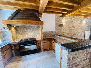 Brugge centrum, in charmante rustige straat ,op wandelafstand van alle winkels, tussen 't Zand en de Markt.<br /><strong><u>NETTE KARAKTERVOLLE KNUSSE STADSWONING met patio en 2 slaapkamers.</u></strong><br /><br />Inkom, rustieke ingebouwde keuken met eiken deurtjes en groot retro gasfornuis, gezellige living, stadsterras, badkamer met douche, lavabo, toilet.<br />Open trap naar de 1é verdieping , waar prachtige kamer met eiken plankenvloeren, toilet, open trap naar de dakverdieping waar prachtig met hout afgewerkte kamer.<br />Prachtig rustiek gerestaureerd ! EIKEN balkenplafonds, warme plankenvloeren, eiken deuren, franse witsteen, muren in Brugse moefenmix met kleine NISJES in de muren gemetst. Voor de LIEFHEBBER ! Uniek !<br /><br />Dubbel glas, centrale verwarming op aardgas, goed geïsoleerd.