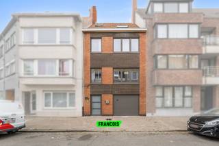 Instapklare, energiezuinige bel-etagewoning in de Vuurtorenwijk (Oostende) met 4 slaapkamers<br /><br />Bent u op zoek naar een ruime, verzorgde en instapklare gezinswoning? Dan is deze bel-etage in de populaire Vuurtorenwijk zeker een bezoek waard. Daarenboven betreft het een energiezuinig pand die aan al het modern wooncomfort voldoet. <br /><br />Op het gelijkvloers beschikt de woning over een praktische berging en een ruime garage met sectionale poort. Vanuit de garage heeft u rechtstreeks toegang tot de zonnige tuin, ideaal voor gezinnen en hobbyisten.<br /><br />De eerste verdieping omvat een gastentoilet, een lichtrijke leefruimte en een functionele keuken waar gezelligheid centraal staat.<br /><br />Op de tweede verdieping bevinden zich twee ruime slaapkamers, een badkamer met toilet en een extra berging. Deze berging biedt bovendien de mogelijkheid om een bijkomende slaapkamer te creëren. Momenteel bevindt zich hier de vaste trap naar de zolderverdieping.<br /><br />De volledig gerenoveerde zolder werd optimaal ingericht en biedt plaats aan twee extra kamers, waardoor de woning over uitzonderlijk veel ruimte beschikt voor een groot gezin, thuiswerk of hobbyruimtes.<br /><br />Deze woning werd doorheen de jaren met zorg onderhouden en stelselmatig gerenoveerd. Dankzij de energetische renovatiewerken geniet de woning een zeer gunstig EPC label B!<br /><br />Enkele gedane werken: <br /><br />Een verwarmingsketel van slechts 5 jaar oud<br /><br />Vernieuwde dakgoten<br /><br />Nieuwe vloeren<br /><br />Diverse renovatiewerken uitgevoerd doorheen de jaren<br /><br />Conforme elektrische installatie<br /><br />Dankzij de vele verbeteringen verkeert de woning momenteel in instapklare staat. Met haar royale woonoppervlakte, praktische indeling en uitstekende ligging in de Vuurtorenwijk vormt deze woning een ideale thuis voor wie op zoek is naar comfort en ruimte.<br /><br />Contacteer ons vandaag nog voor een bezoek en ontdek zelf de mogelijkheden die deze ruime gezinswoning te bieden heeft.<br /><br />