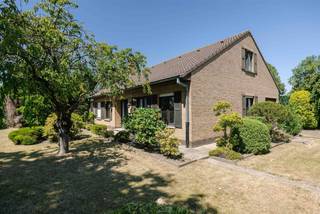 <p><span>Vous recherchez une maison individuelle que vous pourrez rénover entièrement selon vos goûts ? Alors cette propriété pourrait vous intéresser.</span></p><p><span> </span></p><p><span>Cette propriété ouverte est située dans un quartier résidentiel très prisé de Zwijndrecht, à deux pas de la gare de Zwijndrecht, du centre-ville, des écoles, des commerces et des principaux axes routiers. Grâce à cet emplacement exceptionnel, vous profiterez d’un cadre de vie paisible, tout en ayant à portée de main toutes les commodités quotidiennes et un accès facile aux principaux axes routiers.</span></p><p><span> </span></p><p><span>Quelques atouts en bref :</span></p><ul><li><span>Emplacement résidentiel très prisé à proximité de la gare, du centre-ville et des axes routiers</span></li><li><span>Maison individuelle sur un terrain agréable </span></li><li><span>Une structure solide offrant de nombreuses possibilités de rénovation</span></li><li><span>Possibilité d'aménager les combles pour créer deux chambres supplémentaires </span></li></ul><p><span> </span></p><p><span>Voici à quoi ressemble la maison :</span></p><p><span>On entre dans la maison par le hall d'entrée, où se trouvent les toilettes pour invités. De là, on accède au salon avec cheminée. La cuisine se trouve juste à côté et donne accès au garage/buanderie. </span></p><p><span> </span></p><p><span>À cet étage, la maison dispose également de deux chambres (17 m² et 14 m²) et d’une salle de bains. </span></p><p><span> </span></p><p><span>Le grenier offre en outre un grand potentiel et peut, moyennant les travaux de rénovation nécessaires, être aménagé en chambres supplémentaires. </span></p><p><span> </span></p><p><span>Vous recherchez un projet de rénovation offrant de nombreuses possibilités dans un emplacement de choix à Zwijndrecht ? Contactez sans tarder Axel Lenaerts Makelaars pour plus d’informations ou pour organiser une visite sur place !</span></p><p><span> </span></p>