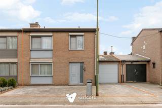 <p><span>Gerenoveerde woning met 3 slaapkamers en gezellige stadstuin in Heusden centrum.</span></p><p><span> </span></p><p><span>Belangrijkste troeven: </span></p><p><span>- Centrale ligging</span></p><p><span>- Kwalitatief afgewerkt</span></p><p><span>- Uitstekend onderhouden</span></p><p><span>- Gezellige tuin</span></p><p><span>- Kwalitatief gerenoveerd</span></p><p><span>- 3 slaapkamers</span></p><p><span>- Inpandige garage</span></p><p><span> </span></p><p><span>Bekijk zeker ook de foto's en de grondplannen met de afmetingen. Zo krijgt u van thuis uit al een perfect beeld van wat deze woning te bieden heeft!</span></p><p><span> </span></p><p><span>Wenst u meer info of een vrijblijvende bezichtiging, contacteer dan ons kantoor op het nummer 011 85 15 15 en wij helpen u graag verder.   </span></p>