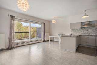 <p>Ontdek deze lichtrijke duplex (120 m²) uit 2014, gelegen in een rustige residentiële buurt met alle faciliteiten binnen handbereik.</p><p>Op de eerste verdieping vindt u een inkomhal, een ruime open leefruimte met volledig uitgeruste keuken en toegang tot een zonnig terras. Daarnaast is er een eerste slaapkamer met bijhorende badkamer.</p><p>De tweede verdieping biedt twee ruime slaapkamers en een tweede high-end badkamer, evenals een apart toilet. Extra bergruimte is voorzien in de berging. Parkeren kan eenvoudig via de staanplaats vooraan of de carport achteraan.</p><p>Met een gunstig EPC B en conforme elektriciteit is dit een energiezuinige en zorgeloze woonst. Het gelijkvloers appartement in hetzelfde gebouw wordt eveneens te koop aangeboden.</p><p> </p>