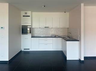 <p><span>Appartement de 2 chambres dans une petite résidence à Ename.</span></p><p><span> </span></p><p><span>AGENCEMENT</span></p><p><span>L'appartement est situé au premier étage.</span></p><p><span>Il comprend un salon avec cuisine ouverte et un débarras attenant.</span></p><p><span>Il dispose également de toilettes séparées, de 2 chambres et d'une salle de bains avec douche à l'italienne.</span></p><p><span>Une terrasse donnant sur la rue est attenante au salon et une deuxième terrasse se trouve à l'arrière, près des chambres.</span></p><p><span>Il y a également un local à vélos commun et un abri de voiture individuel.</span></p><p><span> </span></p><p><span>INFORMATIONS PRATIQUES</span></p><p><span>L'appartement est disponible immédiatement.</span></p><p><span>Demandez une visite via notre site immodhondt.be</span></p>