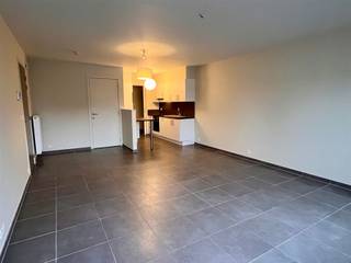Appartement de construction récente au 1er étage avec WC séparé ; séjour avec cuisine ouverte équipée d'un évier, d'une plaque vitrocéramique,...