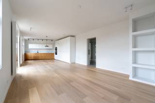 Duplex met 5 slaapkamers, 5 doucheruimtes, eerste bewoning!In het hart van Laken beslaat deze uitzonderlijke duplex van 196 m² de 3e en 4e verdieping...