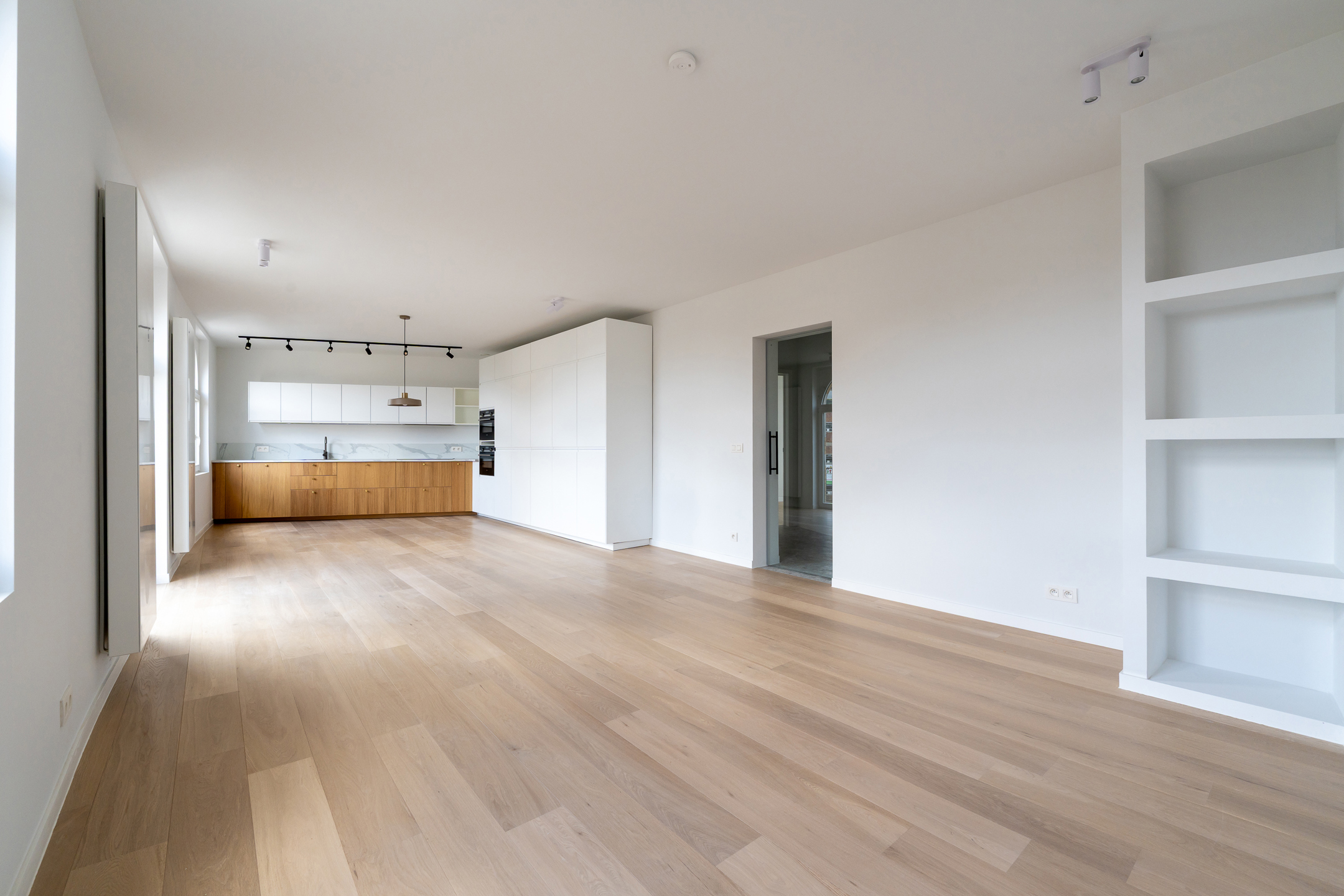 Volledig gerenoveerde duplex met 5 kamers en 5 badkamers! - foto 2