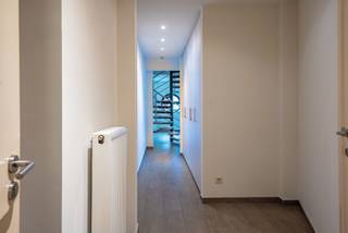 Dit prachtig en lichtrijk duplex appartement bevindt zich werkelijk midden de dorpskern van Brasschaat. Daar dit een hoek appartement is geniet u van veel lichtinval. Op de eerste verdieping betreedt u het ruime appartement met de volgende indeling: inkomhal met vestiairekasten, een apart gastentoilet, een wasruimte en een ruime living met open keuken (voorzien van o.a. vitro keramische kookplaat, Bosch oven, vaatwasser).<br /><br />Op de tweede verdieping vinden we een ruime slaapkamer met ensuite badkamer, een tweede slaapkamer, een tweede badkamer en een apart toilet. <br /><br />Het appartement werd zeer recent netjes geschilderd en is voorzien van mooie tegelparket op het eerste verdiep en parketvloer op de tweede verdieping. <br />Een extra bergruimte is tevens voorzien op de eerste verdieping van het gebouw. <br /><br />Werkelijk een absolute topligging nabij winkels, scholen en openbaar vervoer. Het prachtige park van Brasschaat bevindt zich op 3 minuten wandelen.