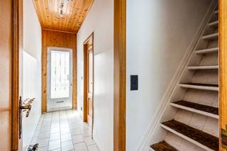 Bent u op zoek naar een woning met veel potentieel, ruime opslagmogelijkheden of een combinatie van wonen en werken? Dan is deze te renoveren hoekwoning in Ranst zeker een bezoek waard.<br /><br />Via de inkomhal bereikt u de eerste slaapkamer van (10 m²). Op de eerste verdieping bereikbaar via de inkomhal bevinden zich nog twee slaapkamers van respectievelijk 9 m² en 15 m². Boven deze verdieping is bovendien een zolder aanwezig.<br /><br />Verder komt u in de reeds gerenoveerde leefruimte met open keuken, die een aangename en lichtrijke leefomgeving vormt. Aansluitend bevindt zich de badkamer, uitgerust met een toilet, inloopdouche en lavabo.<br />Via een tussenhal heeft u toegang tot de tuin én een praktische zijdeur. Achter de keuken bevindt zich de wasberging, vanwaar een trap leidt naar een ruime polyvalente verdieping. Deze ruimte biedt tal van mogelijkheden en kan, mits de nodige renovatiewerken, worden omgevormd tot meerdere extra slaapkamers, een hobbyruimte of een thuiskantoor.<br /><br />Achter de wasberging bevindt zich de garage, die vlot bereikbaar is via de oprit langs de zijstraat. Helemaal achteraan het perceel vindt u een ruim magazijn van maar liefst 61 m².<br /><br />Dankzij de indeling, de verschillende bijgebouwen en de gunstige hoekligging biedt deze eigendom een waaier aan mogelijkheden voor wie op zoek is naar een renovatieproject met toekomst.<br /><br />Troeven:<br />+ Te renoveren woning met veel potentieel<br />+ 3 slaapkamers met mogelijkheid tot extra slaapkamers<br />+ Garage bereikbaar via de zijstraat<br />+ Magazijn van 61 m², ideaal voor zelfstandigen, hobbyisten of een combinatie van wonen en werken<br />+ Gunstige hoekligging met vlotte bereikbaarheid<br /><br />Dit pand kan onderhevig zijn aan de Vlaamse renovatieverplichting voor residentiële gebouwen. Voor meer informatie verwijzen wij u door naar volgende website: https://www.vlaanderen.be/een-woning-kopen/renovatieverplichting-voor-residentiele-gebouwen<br /><br /><br />Heeft u interesse in deze leuke woning in Ranst? Voor meer informatie of een afspraak ter plaatse, aarzel niet ons te contacteren op het nummer 03 337 50 70 of info@vbvastgoed.be.