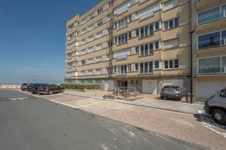 Dit volledig gerenoveerde appartement is ideaal gelegen te Albertstrand en biedt een ruime accommodatie met een uitzonderlijk uitzicht op zee.<br /><br />We worden meteen verwelkomd in de comfortabele woonkamer met eethoek en aangrenzende open keuken.<br />Het is erg gezellig en combineert perfect wat we zoeken in een vakantiewoning: rust, zon en zicht op zee.<br />Het appartement heeft twee grote slaapkamers en een goed ontworpen kinderslaapkamer die ook dienst doet als leeshoek.<br />Elke kamer heeft een ensuite douchekamer met wastafel. <br />Veel kastruimte beschikbaar.<br /><br />Een fietsenberging is beschikbaar in het gebouw en een privékelder maakt het aanbod compleet.<br /><br />Info en bezoek via 050 760 760