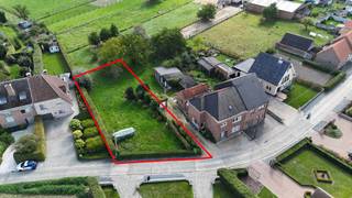 Bent u op zoek naar een bouwgrond voor een open bebouwing op een rustige locatie in Meerbeke? Lees dan zeker verder!<br /><br />Deze mooi gelegen bouwgrond in de Klapstraat te Meerbeke heeft een oppervlakte van maar liefst 7a 30ca en biedt de mogelijkheid tot het realiseren van een ruime vrijstaande woning.<br /><br />Volgens de geldende bouwvoorschriften bedraagt de maximale bouwdiepte 15 meter op het gelijkvloers en 12 meter op de verdieping. Er kan gebouwd worden met een voorgevelbreedte van 10,06 meter, waarbij aan beide zijden een bouwvrije strook van 3 meter wordt voorzien.<br /><br />Voor de kroonlijsthoogte geldt een maximum van 6 meter bij een hellend dak en 6,5 meter bij een plat dak. Hierdoor zijn er verschillende mogelijkheden om een hedendaagse woning volledig naar eigen smaak en wensen te realiseren.<br /><br />Dankzij de combinatie van het ruime perceel, de open bebouwing en de rustige ligging vormt deze bouwgrond een mooie opportuniteit voor wie zijn eigen woning wenst te bouwen in Meerbeke.<br /><br />P-score: A – G-score: A.<br /><br />Meer informatie of een bezichtiging?<br />054 23 53 83 of info@localsvastgoed.be