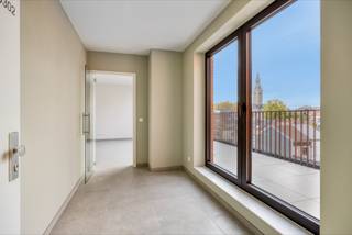 <span>Residentie Marguerite telt </span><strong>7 nieuwbouwappartementen</strong><span> met 1 tot 3 slaapkamers, waaronder een grote studio met 1 slaapkamer en een duplex penthouse met 2 slaapkamers. De appartementen zijn voorzien van een ruim terras. Je woont er in een leuke buurt op een toplocatie langs de Maria Theresiastraat in hartje Leuven. Op het gelijkvloers zullen kantoren gevestigd zijn. De </span><strong>oplevering</strong><span> zal voorzien zijn in de </span><strong>zomer van 2024</strong><span>.</span><br /><br /><span>Residentie Marguerite is gelegen op een unieke locatie, op wandelafstand van het station en van het gekende Ladeuzeplein. In de directe omgeving vind je tal van cafés, restaurants en supermarkten. De gezellige Oude Markt bevindt zich op 4 minuten fietsen. In enkele naburige parkjes kan je genieten van de rust. De ruime avondzonterrassen bieden je een prachtig zicht op de bibliotheektoren.</span><br /><br /><span>Marguerite is een duurzaam woonproject. De ruime appartementen zijn ingericht met focus op een lage energiebehoefte en een optimaal gebruikerscomfort. Alle entiteiten voldoen aan de BEN-norm (Bijna Energie Neutraal) van het Vlaams Energie Agentschap. De stijlvol ingerichte appartementen worden op een hoogwaardige manier afgewerkt volgens de laatste, hedendaagse standaarden. De kelder voorziet voor iedere bewoner een berging met fietsenstalling. Je geniet van alle comfort en toegankelijkheid van het wonen in de binnenstad.</span><br /><br /><span>Interesse? Vraag meer info aan en we helpen je verder.</span><br /><br /><strong>info@immogve.be</strong><br /><strong>016 56 56 14</strong>