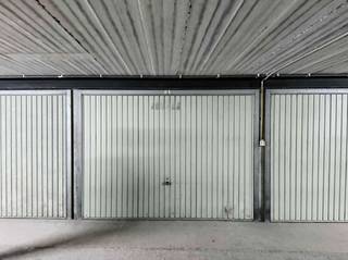 De garagebox is gelegen op verdieping -1, gelegen te Zilvermeeuwenlaan 1 in Westende. De garagebox is vlot bereikbaar via de gemeenschappelijke ingangspoort en bevindt zich in het centrum van Westende-bad, vlak aan de Zeedijk!Afmetingen: - Inrijbreedte: 2.53m- Breedte: 2.79m- Diepte: 5.29m- Hoogte: 1.80mDe garagebox is centraal gelegen, vlak aan de Zeedijk en aan het centrum te Westende-Bad.Interesse in deze garagebox te Westende? Contacteer ons kantoor voor een bezichtiging ter plaatse!Bestuursmaatregelen in het maatregelenregister: nee