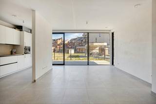 Dit volledig nieuwe en nog nooit bewoonde appartement bevindt zich op het gelijkvloers van residentie Gaz'eau, aan de Gazometerstraat in Hasselt. Dankzij de uitstekende ligging vlak bij Quartier Bleu en het stadscentrum bevinden winkels, restaurants, gezellige terrasjes en het station zich op wandelafstand.<br /><br />Het appartement heeft een bruto-oppervlakte van 77,18 m² en beschikt over een uitzonderlijk ruim terras van 22,21 m², rechtstreeks aansluitend op de leefruimte en met aangenaam uitzicht op de gemeenschappelijke tuin.<br /><br />Binnen vindt u een lichtrijke leefruimte met open keuken, twee slaapkamers, een badkamer, afzonderlijk toilet en praktische berging.<br /><br />Ook een privatieve kelderberging en ondergrondse autostaanplaats behoren tot het appartement.<br /><br />Troeven:<br /><br />Gloednieuw en nooit bewoond (schilderwerken kunnen nog naar eigen smaak worden uitgevoerd) <br /><br />Twee slaapkamers<br /><br />Ruim terras van 22,21 m²<br /><br />Uitzicht op de gemeenschappelijke tuin<br /><br />Privatieve kelderberging<br /><br />Ondergrondse parkeerplaats<br /><br />Rustige ligging vlak bij Quartier Bleu en hartje Hasselt<br /><br />Een unieke kans om gloednieuw te wonen op een toplocatie in Hasselt, met alle comfort van de stad én een aangenaam gevoel van rust.<br /><br />Let op, de vermelde prijs is de prijs excl. 21% btw.<br /><br />Een bezoek inplannen? Dat kan eenvoudig via de online agenda op www.dewaele.com.<br /><br />De algemene voorwaarden van Dewaele DIY kunt u steeds raadplegen via dewaele.com.<br /><br />Bestuursmaatregelen in het maatregelenregister: nee