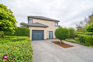 Maison prête à emménager avec 4 chambres et un jardin près du centre de Hever Cette maison individuelle prête à l'emploi allie confort et excellente...