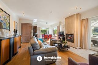 Bent u op zoek naar een ruime vrijstaande woning met uitzonderlijk veel mogelijkheden? Dan verdient deze woning aan de Oude-Veldstraat 251 te Zaffelare-Lochristi absoluut uw aandacht. Met een bewoonbare oppervlakte van maar liefst 216 m², 4 slaapkamers en een aantrekkelijk perceel van 1.048 m² biedt deze eigendom een bijzondere combinatie van wooncomfort, ruimte en functionaliteit.<br /><br />Via de inkomhal komt u in de ruime leef- en eetkamer met open haard. Aansluitend bevindt zich de zonnige veranda met volledige zonwering, een heerlijke plek om het hele jaar door van het zicht op de tuin te genieten. De zeer ruime, kwalitatieve keuken beschikt over een gezellige eethoek en biedt bovendien toegang tot een praktische kelder/bergplaats.<br /><br />Op het gelijkvloers vinden we verder een tussenhal met inbouwkasten, een ruim thuisbureel, wasplaats, technische berging met douchecel, de masterbedroom met badkamer en nog een extra bureau-/opslagkamer. Hierdoor is gelijkvloers wonen perfect mogelijk.<br /><br />De eerste verdieping telt nog 3 slaapkamers, waarvan twee ruime kamers en een kinderkamer, aangevuld met een praktische opbergzolder.<br /><br />Ook buiten heeft deze eigendom bijzonder veel te bieden. De prachtige groene tuin is zuidwest georiënteerd en vormt een heerlijke plek voor wie houdt van rust, zon en buitenleven.<br /><br />Een uitzonderlijke extra troef is het afzonderlijke garagegebouw met twee garagepoorten, aangevuld met een winkel-/multifunctionele ruimte en drie privatieve parkeerplaatsen. Ideaal voor wie nood heeft aan veel garage-, werk-, hobby- of opslagruimte.<br /><br />Met een EPC-label D geldt bovendien geen renovatieverplichting.<br /><br />Een veelzijdige eigendom met verrassend veel ruimte, zowel binnen als buiten, die u absoluut ter plaatse moet ontdekken!<br /><br />Voor meer informatie of een bezoek ter plaatse neemt u best contact op met onze dossierverantwoordelijke Lansan via lansan@immomamo.be. Bezoekdag: 21/09 - enkel op afspraak.