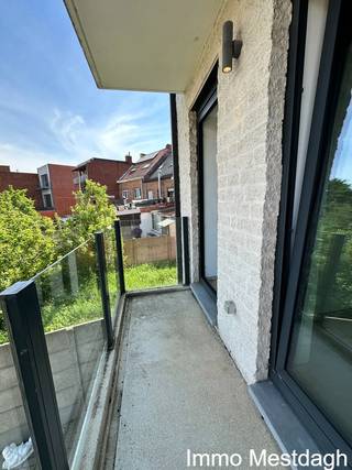 <p><strong>Exclusief en energiezuinig appartement met 2 terrassen in centrum Diest</strong></p>
<p>Zoekt u een recent, luxueus afgewerkt appartement op een toplocatie in Diest? Dit unieke appartement combineert een hoogwaardige afwerking met maximale privacy en een gunstige ligging nabij het station en alle voorzieningen.</p>
<ul>
<li>Maximale privacy: Gelegen in een kleine, rustige residentie met slechts <strong>één appartement per verdieping</strong>.</li>
<li>Ruime living met aansluitend een groot, <strong>zuidgericht terras</strong> aan de voorzijde met vrij en open zicht, én een tweede terras aan de achterzijde.</li>
<li>Afgewerkt met duurzame, kwalitatieve materialen. Voorzien van een ruime lift en een brede traphal.</li>
<li><strong>I</strong>nclusief een private <strong>autostaanplaats</strong> vlak voor de deur, een ruime private <strong>berging/wasplaats op het gelijkvloers</strong> en een gemeenschappelijke fietsenstalling.</li>
<li>In het centrum van Diest, op wandel- en fietsafstand van winkels, scholen en het station.</li>
<li>Individuele nutsvoorzieningen en een modern comfort.</li>
</ul>
<ul>
<li><strong>Gelijkvloers:</strong> Private autostaanplaats voor het gebouw, ruime berging/wasplaats, gemeenschappelijke fietsenberging en koer.</li>
<li><strong>Appartement:</strong> Inkomhal met ingebouwde vestiaire en apart toilet, lichtrijke living, open volledig geïnstalleerde keuken, praktische berging/CV-ruimte, ruime badkamer met douche in het bad, 2 volwaardige slaapkamers en 2 terrassen (vooraan en achteraan).</li>
</ul>
<ul>
<li>Beschikbaar: Vanaf 5 november 2026</li>
</ul>