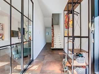 Deze recent gerenoveerde trapgevel woning aan de heilige Familie Kerk is gelegen op een boogscheut van het centrum van Brasschaat, de Brusselse Bossen en het Kattekensberg speelbos.<br />Bij binnenkomst valt onmiddellijk de hoogte van de ruimtes op. Via een ruime hall kan je naar de woonkamer ofwel naar de keuken.<br />In de ruime woonkamer ligt er blokparket en loop je door naar de open geïnstalleerde keuken. Deze is voorzien van combi stoom-oven, combi-microgolf, inductiekookplaat, ijskast, dampkap, vaatwasser en veel opbergkasten. Aansluitend aan de keuken heb je toegang tot de bijkeuken/wasplaats, alsook het gastentoilet.<br />De tuin is eveneens bereikbaar via de keuken. Deze is gezellig ingericht en geeft toegang tot het naastgelegen speelpleintje.<br />In de woning is eveneens nog een ruime kelder + kruipruimte aanwezig.<br />Via de trap bereik je de 1ste verdieping op laminaat waar zich de grote slaapkamer bevindt met aansluitend dressing en een tweede ruime slaapkamer. Ook de badkamer vind je terug op deze verdieping met groot ligbad, aparte douche, 2 lavabo's en een toilet.<br />Wanneer je de trap naar de 2de verdieping neemt kom je nog eens twee ruime slaapkamers tegen en een kleinere ruimte die dienst kan doen als bureau/babykamer. <br />Deze woning is uiterst geschikt voor wie dicht bij het centrum wil wonen maar toch een rustige ligging verkiest. Nood heeft aan voldoende ruimte en slaapkamers en die opzoek is naar een instapklare woning.<br />Bijzonderheden : <br />- Instapklaar<br />- 4 slaapkamers<br />- Volledig uitgeruste open keuken<br />- Ruime bijkeuken<br />- Mooie stadstuin van 77 m²<br />- Speelpleintje naast de deur<br />- Vrije parkeerplaatsen voor de deur.<br />- Kelder<br />- ...