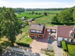 <p><strong>Te renoveren gezinswoning op 733 m² met prachtig uitzicht over weilanden</strong></p>
<p>Op een vlot bereikbare locatie tussen Sint-Lenaarts en Rijkevorsel bevindt zich deze verzorgde, vrijstaande woning op een perceel van 733 m². Winkels, scholen en andere voorzieningen liggen op slechts ca. 3 km, terwijl een bushalte zich op wandelafstand bevindt. Achteraan geniet je van een prachtig, groen uitzicht over de achterliggende weilanden, wat zorgt voor een aangenaam gevoel van rust en ruimte.</p>
<p>Met een bewoonbare oppervlakte van ongeveer 182 m² biedt deze woning heel wat mogelijkheden voor wie op zoek is naar een renovatieproject met potentieel.</p>
<p><strong>Indeling</strong></p>
<p><strong>Gelijkvloers</strong><br />Je komt binnen via de inkomhal met trap naar de verdieping. De gezellige leefruimte sluit aan op de open keuken, die is uitgerust met een keramische kookplaat, dampkap, dubbele spoeltafel en koelkast. Verder vind je op het gelijkvloers een slaapkamer die ook perfect dienst kan doen als bureau of hobbyruimte, een cv-berging, een wasplaats met douche en een apart toilet. Vanuit de keuken is bovendien de kelder toegankelijk.</p>
<p><strong>Verdieping</strong><br />De centrale nachthal geeft toegang tot drie volwaardige slaapkamers en een badkamer, voorzien van een ligbad, dubbele wastafel en toilet.</p>
<p><strong>Buitenruimte</strong></p>
<p>De zuid gerichte tuin vormt een absolute troef. Op het overdekte terras geniet je in alle rust van het open zicht over de achterliggende weilanden. De brede oprit leidt naar de garage aan de rechterzijde van het perceel. Aan de linkerzijde bevindt zich bovendien een praktische tuinberging.</p>
<p><strong>Extra troef</strong></p>
<p>Voor deze woning werd reeds een <u>uitvoerbare</u> omgevingsvergunning bekomen voor het verbouwen en uitbreiden van de vrijstaande eengezinswoning, het regulariseren van de autobergplaats, het bouwen van een nieuw bijgebouw. het slopen van het overdekte terras en een vrijstaand bijgebouw.</p>
<p>De vergunde plannen en de volledige omgevingsvergunning zijn op aanvraag beschikbaar.</p>
<p><strong>Op zoek naar een woning met karakter, een mooie perceeloppervlakte en tal van renovatiemogelijkheden? Dan is dit een unieke kans om een eigendom volledig naar eigen smaak en wensen te realiseren.</strong></p>
<p>Dit pand onderhevig is aan de renovatieverplichting die door de Vlaamse overheid wordt opgelegd voor residentiële gebouwen. Meer info op https://www.vlaanderen.be/een-woning-kopen/renovatieverplichting-voor-residentiele-gebouwen.</p>