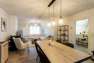 Dit aangename appartement combineert ruimte en licht.De ruime woonkamer geniet van een mooie natuurlijke lichtinval en sluit naadloos aan op de...